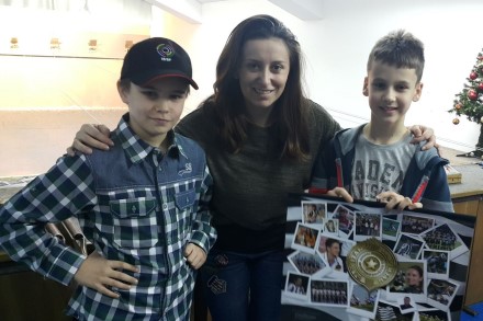 Andrea Arsović uručila poklone mladim strelcima Partizana